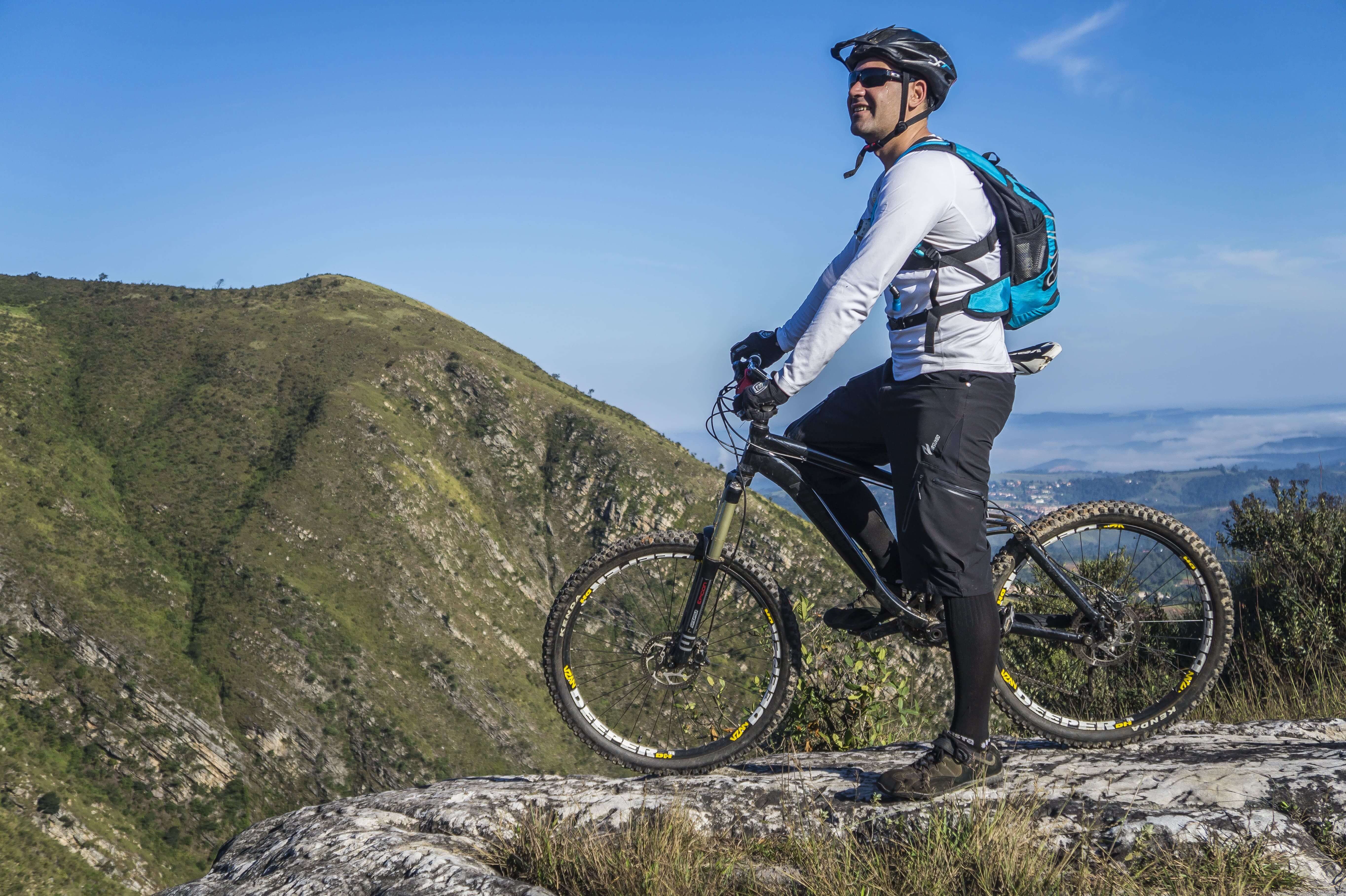 man-with-white-shirt-riding-abicycle-on-a-mountain-163491-min (1)